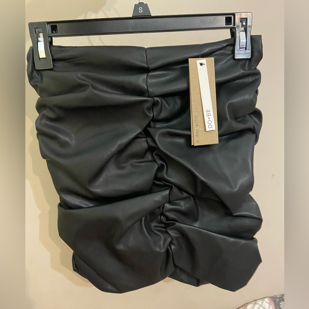 DO+BE ruched faux leather mini skirt. new with tags. size medium